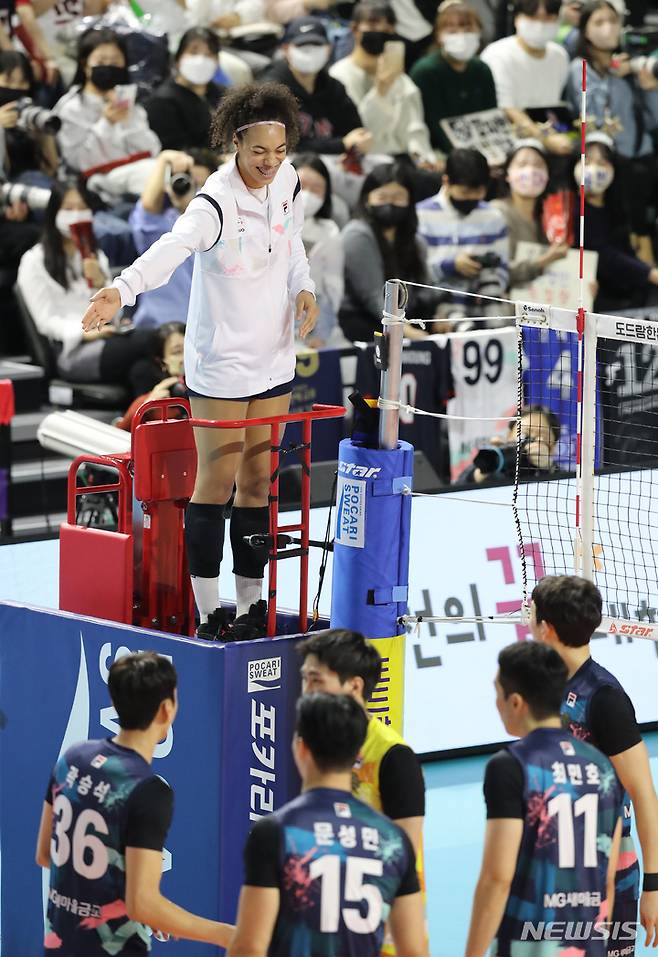 [인천=뉴시스] 김금보 기자 = 29일 오후 인천 삼산월드체육관에서 열린 도드람 2022~2023 V-리그 올스타전 경기, 엘리자벳이 주심을 보는 퍼포먼스를 하고 있다. 2023.01.29. kgb@newsis.com