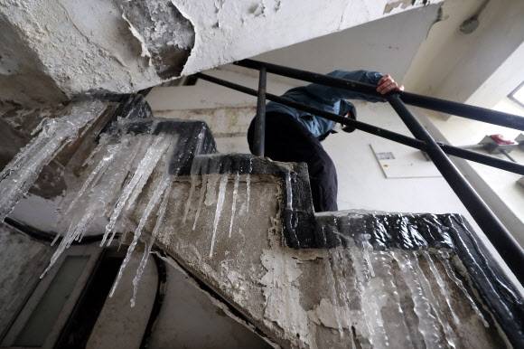 얼음 계단을 내려오는 어르신 - 26일 서울 용산구 동자동 쪽방촌의 계단이 얼어붙어 있다. 정부는 ‘난방비 폭탄’으로 인한 취약계층 부담을 덜어주기 위해 에너지바우처 지원과 가스요금 할인을 확대하기로 했다. 2023. 1. 26 연합뉴스