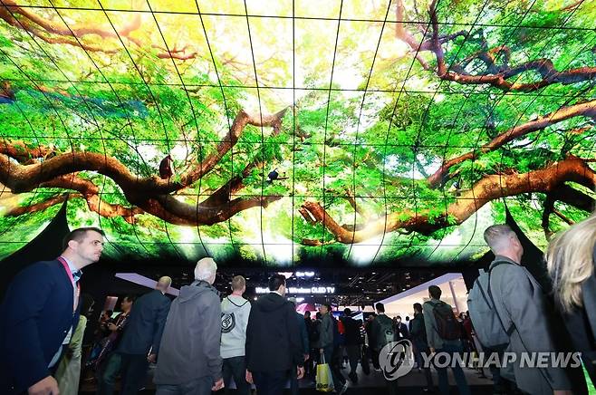 CES 2023, 관람객 사로잡는 올레드 지평선 (라스베이거스=연합뉴스) 홍해인 기자 = 세계 최대 가전·IT(정보기술) 박람회 CES 2023 개막일인 5일(현지시간) 미국 네바다주 라스베이거스 컨벤션 센터 중앙홀 LG전자 전시관 입구에 올레드(OLED) 플렉서블 사이니지 260장을 이어 붙인 초대형 조형물 '올레드 지평선'이 관람객들의 관심을 끌고 있다. 2023.1.6 hihong@yna.co.kr