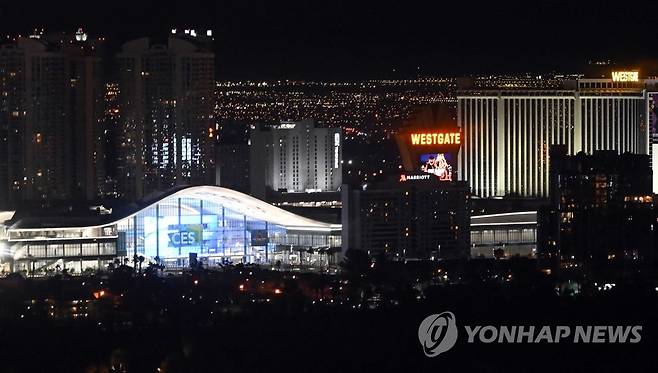 3년 만의 정상 개최, CES 2023 폐막 (라스베이거스=연합뉴스) 홍해인 기자 = 세계 최대 가전·IT(정보기술) 박람회 'CES 2023' 폐막을 하루 앞둔 7일(현지시간) 미국 네바다주 라스베이거스 컨벤션센터(LVCC)의 모빌리티 관련 기업들의 전시관이 모여있는 웨스트 홀이 불을 밝히고 있다. 2023.1.9 hihong@yna.co.kr