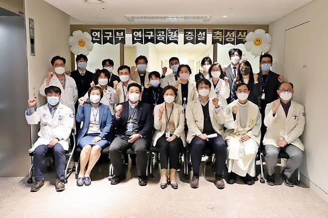 은평성모병원은 연구 공간 증설을 기념해 최승혜 병원장을 비롯한 주요 보직자와 관계자들이 참석한 가운데 축성식을 개최했다.