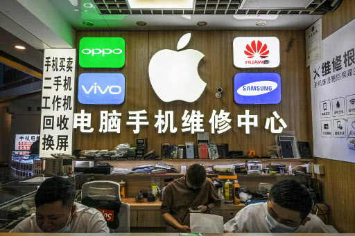 중국 선전에 있는 중국 최대 전자상가 화창베이의 한 매장.(사진=AFP)
