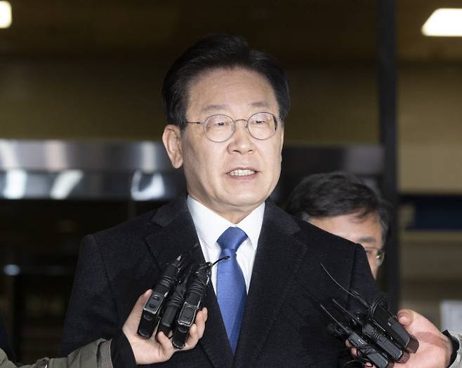 지난 28일 밤 서울 서초구 서울중앙지검에서 이재명 더불어민주당 대표가 소환조사를 마치고 기자질문에 답하고 있다.(사진=뉴시스)