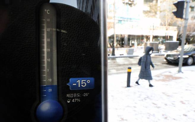 지난 7일 오전 영하 20도의 북극 한파가 몰아친 서울 을지로 일대에서 온도계가 영하 15도, 체감온도 영하 26도를 나타내고 있다. [사진=뉴스1]