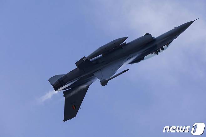벨기에 F-16 전투기가 클라이네보로겔 공군기지에서 이륙하고 있다. ⓒ AFP=뉴스1 ⓒ News1 강민경 기자