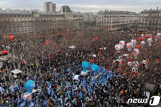 19일(현지시간) 프랑스에서 전국 규모로 연금 개정에 반대하는 시위 및 파업이 열리고 있다. 시위대는 파리 도심을 가득 채웠다. ⓒ 로이터=뉴스1 ⓒ News1 권진영 기자