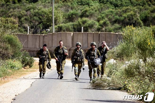 25일(현지시간) 이스라엘 군인들이 북이스라엘에 위치한 이스라엘=레바논 국경 지대를 순찰하고 있다. ⓒ 로이터=뉴스1 ⓒ News1 박재하 기자