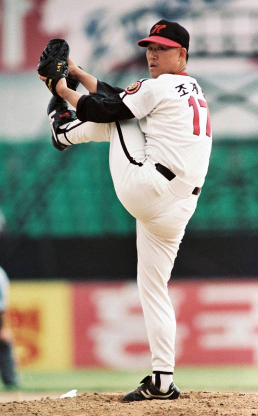 해태 타이거즈 시절 다양한 변화구를 던져 '팔색조'라는 별명을 갖고 있는 조계현 총재특보가 현역시절 힘차게 투구하고 있다.&nbsp;