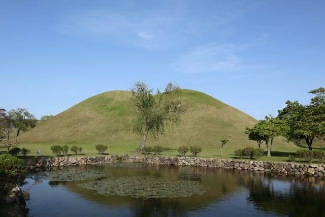 경주 대릉원 황남대총 98호분 전경(2020년 4월 21일 촬영)