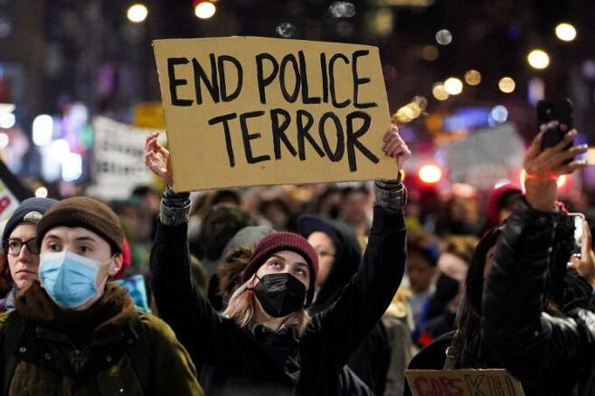 28일(현지시간) 미국 뉴욕에서 한 시민이 타이어 니컬스 사망사건을 규탄하는 시위에 참석해 피켓을 들고 있다. [사진출처=로이터연합]