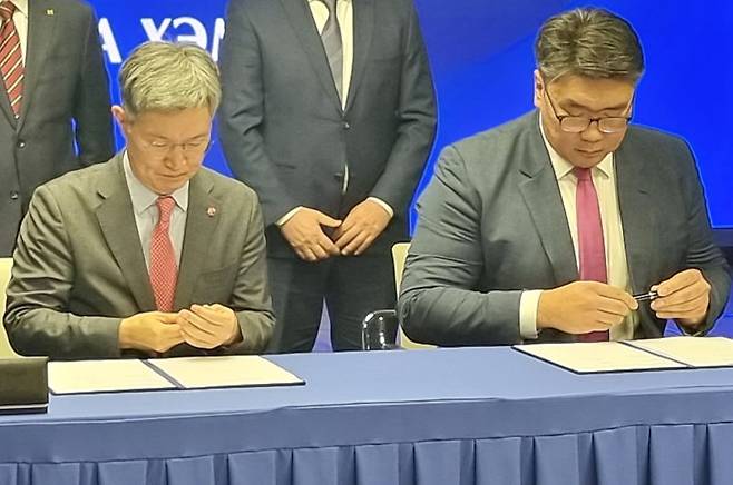 최원석 BC카드 대표(왼쪽)와 르학수렌 뱌드란 몽골중앙은행 총재가 지난 26일 몽골 국회의사당에서 양국 간 결제망 연결 등 전략적 파트너십을 체결하고 있다.