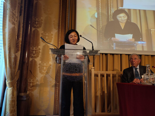 류내영 박사가 지난해 12월 16일 파리 16구에 있는 프랑스 해외학사원에서 ‘오귀스트 파비상’을 받고 수상 소감을 발표하고 있다. 류내영 박사 제공