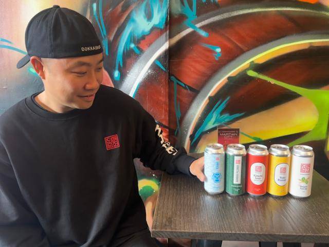 미국 실리콘밸리에 기반을 둔 수제맥주 스타트업 '도깨비어'의 이영원 대표가 지난 19일 캘리포니아 오클랜드의 한 맥주 양조장에서 도깨비어의 대표 맥주들을 흐뭇하게 바라보고 있다. 실리콘밸리=이서희 특파원