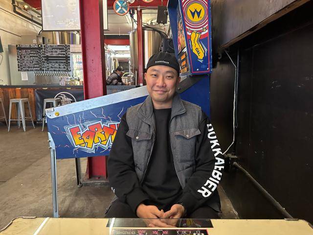 미국 실리콘밸리에 기반을 둔 수제맥주 스타트업 '도깨비어'의 이영원 대표가 지난 19일 캘리포니아 오클랜드의 한 맥주 양조장에서 한국일보와 인터뷰하고 있다. 실리콘밸리=이서희 특파원