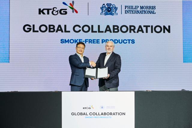 30일 KT&G와 필립모리스 인터내셔널(PMI)이 서울 영등포구 콘래드호텔에서 ‘KT&G-PMI GLOBAL COLLABORATION’ 행사를 열어 전자담배 '릴'의 해외 판매를 위한 제품 공급 계약을 체결했다. 백복인(왼쪽) KT&G 사장과 야첵 올자크 PMI CEO가 기념촬영을 하고 있다. KT&G 제공