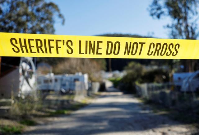 25일 미국 캘리포니아주 하프문베이에서 발생한 총기 난사 사건에 경찰의 폴리스 라인이 범죄 현장 출입을 통제하고 있다. 하프문베이=로이터 연합뉴스