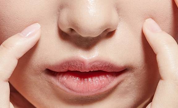 유난히 털이 많이 나는 젊은 여성의 경우 생리불순을 함께 겪고 있다면 한 번쯤 다낭성 난소증후군을 의심해볼 필요가 있다./사진=게티이미지뱅크