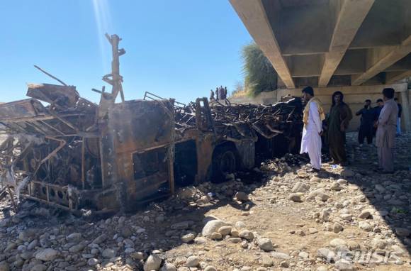 파키스탄 버스 추락 사고 현장. [사진=뉴시스]