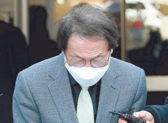 조희연 서울시교육감이 27일 오후 서울 서초구 서울중앙지방법원에서 열린 1심 선고 공판에서 집행유예를 선고 받은 뒤 고개 숙여 인사하고 있다. [뉴스1]