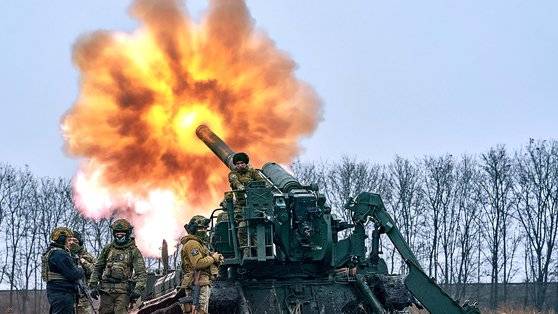 지난 16일 우크라이나 동부 도네츠크주 바하무트 인근에서 우크라이나군이 러시아군을 향해 포격을 하고 있다. AP=연합뉴스