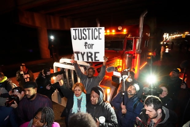 27일(현지시간) 흑인 운전자 구타 사망 사건이 발생한 미국 테네시주 멤피스에서 주민들이 행진하며 시위를 벌이고 있다. 지난 7일 멤피스에서 교통 단속 중이던 경찰관들이 흑인 운전자 타이어 니컬스(29)를 무차별적으로 구타해 숨지게 했다. /사진=AP