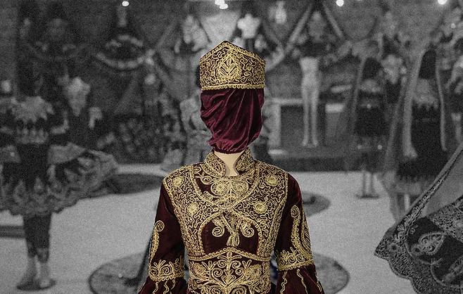 2022년 12월 아프가니스탄 카불의 여성 드레스 가게. 마네킹의 머리가 가려져 있다. AP 연합뉴스