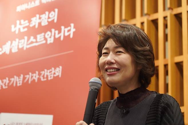 피아니스트 백혜선이 30일 서울 강남구 오드포트에서 기자들의 질의에 답하고 있다. 마스트미디어 제공