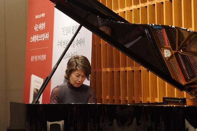 피아니스트 백혜선이 30일 서울 강남구 오드포트에서 피아노를 연주하고 있다. 마스트미디어 제공