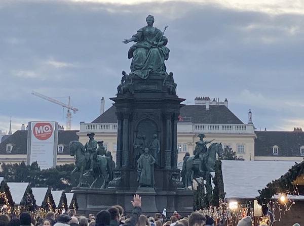 미술사 박물관과 자연사 박물관 사이에 있는 마리아 테레지아 여왕 동상.