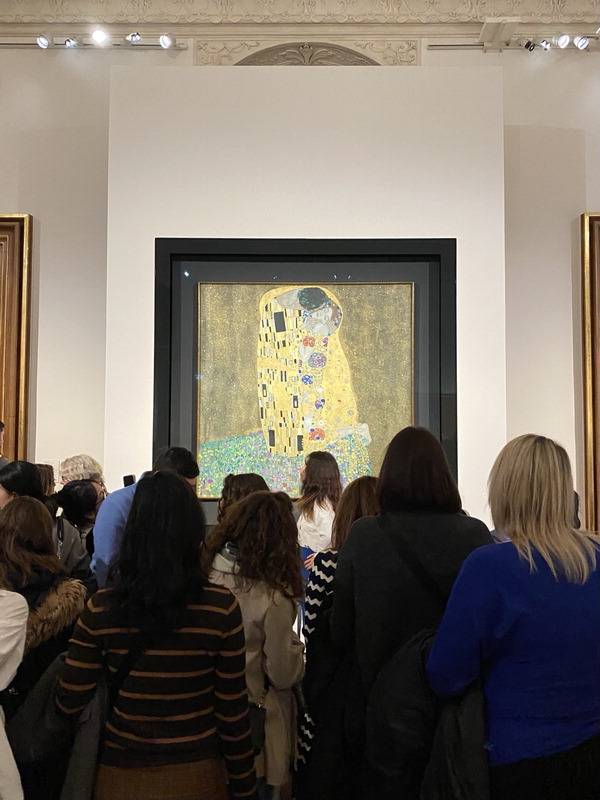 관람객이 벨베데레 궁전에 전시된 클림트의 ‘키스’를 감상하고 있다.