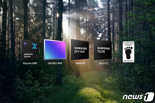 (서울=뉴스1) = 삼성전자는 최근 영국의 카본 트러스트(The Carbon Trust)로부터 고성능 시스템 반도체 제품 4종에 대해 '제품 탄소 발자국'(Product Carbon Footprint, PCF)을 획득했다고 9일 밝혔다.  '제품 탄소 발자국'은 제품의 생산부터 폐기까지 발생하는 탄소를 탄소 발자국 산정 표준(PAS 2050)에 맞춰 산정한 제품에 부여하는 인증이다. 제품 제조에 필요한 전기, 용수, 가스 등의 유틸리티(Utility)와 원료 생산 과정, 그리고 수송에서 발생하는 탄소량을 엄격한 국제심사 기준에 따라 평가한다. (삼성전자 제공) 2021.9.9/뉴스1