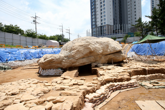 2022년 2월경 김해 구산동 지석묘 모습. 이미 지석묘 주변과 아래가 훼손돼 있다. /사진=김해시