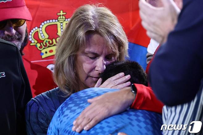 (멜버른 AFP=뉴스1) 우동명 기자 = 세르비아의 노바크 조코비치가 29일 (현지시간) 호주 멜버른에서 열린 호주오픈 테니스 대회에서 호주오픈 남자 단식 사상 최초로 10차례 우승을 한 뒤 어머니와 포옹을 하고 있다.  ⓒ AFP=뉴스1  Copyright (C) 뉴스1. All rights reserved. 무단 전재 및 재배포 금지.