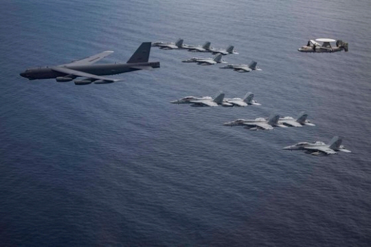 사진은 지난 2020년 7월 4일 미 공군 B-52 전략폭격기와 미 해군 두 개 항모전단(니미츠함, 로널드 레이건함)의 함재기 등이 남중국해에서 훈련하는 모습. 사진 미 해군 홈페이지 캡처