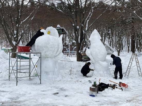 눈축제 대비 눈조각 작업이 한창 진행중이다