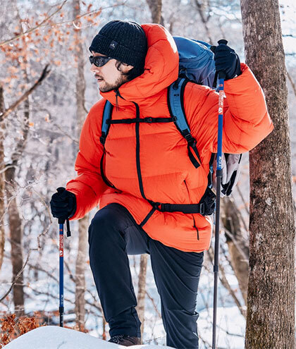 설산을 등반할 때는 스틱, 재킷, 모자 등 적절한 장비를 갖춰야 한다.