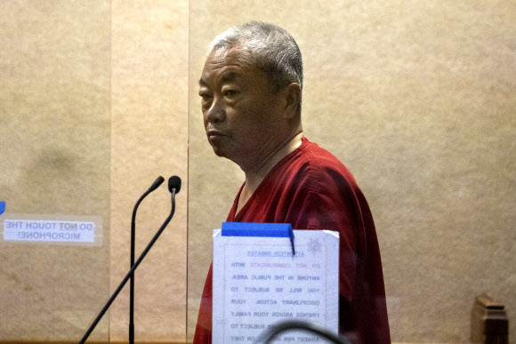 25일(현지시간) 미국 캘리포니아 레드우드의 법정에 출두한 중국계 노동자 자오 천리. 그는 23일 샌프란시스코 하프문베이에 위치한 어느 농장에서 총기를 발사해 7명을 살해하고 1명을 다치게 한 혐의로 기소됐다.