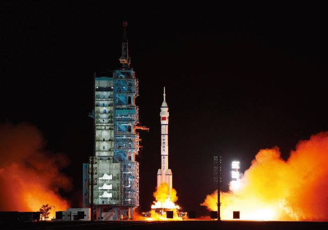 지난해 11월 중국 선저우 15호 우주선 발사 전 기능 점검과 합동 시험을 하고 있다. [뉴시스]