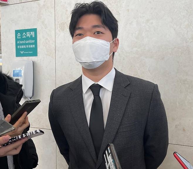 미국행 비행기에 타기 전 취재진과 인터뷰하는 LG 고우석 [촬영 이대호]