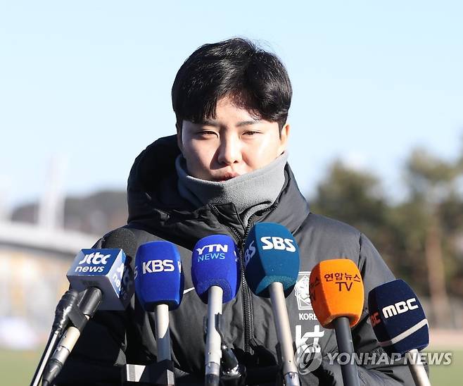 인터뷰하는 지소연 (울산=연합뉴스) 김용태 기자 = 30일 오후 울산 문수축구경기장 보조경기장에서 여자 축구 국가대표팀 지소연이 취재진 질문에 답하고 있다. 2023.1.30 yongtae@yna.co.kr