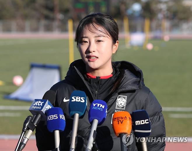 인터뷰하는 최유리 (울산=연합뉴스) 김용태 기자 = 30일 오후 울산 문수축구경기장 보조경기장에서 여자 축구 국가대표팀 최유리가 취재진 질문에 답하고 있다. 2023.1.30 yongtae@yna.co.kr