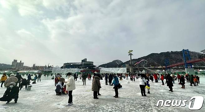 29일 화천산천어축제 폐막일 외국인 낚시터 현장.(화천군 제공)