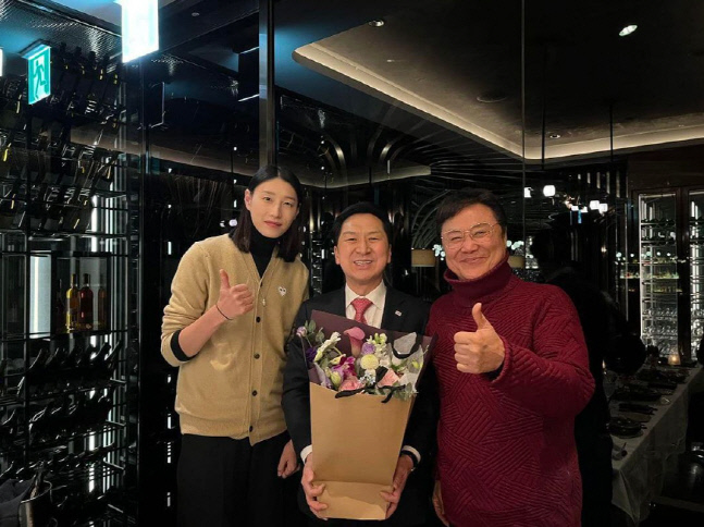 국민의힘 김기현 의원(가운데)와 배구선수 김연경, 가수 남진. 출처 | 김기현 채널