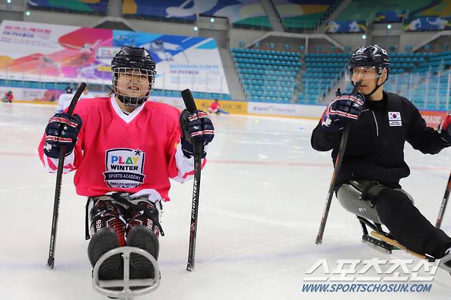여자파라아이스하키 선수에 도전하는 웹툰작가 연두와 한민수 파라아이스하키 감독.

 사진제공=조원호 인천국제바로병원팀 감독
