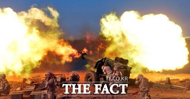 북한이 지난해 10월6일 최전선 장거리포병사단 사격훈련을 했다며 같은달 10일 조선중앙통신이 공개한 사진. 견인포의 포의 구경은 152mm로 추정된다. /조선중앙통신