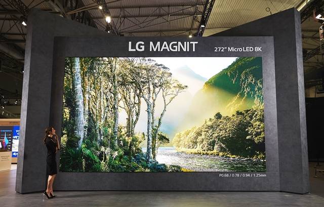 LG전자 모델이 8K 해상도의 272형 마이크로 LED 사이니지 'LG 매그니트'를 소개하고 있다. /LG전자