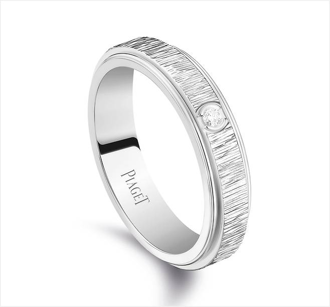 사진 : 피아제(PIAGET), 포제션 팰리스 데코 링. 18K 화이트 골드, 1개의 브릴리언트 컷 다이아몬드 (약 0.02 캐럿) 세팅. G34P8K00&nbsp;©Piaget