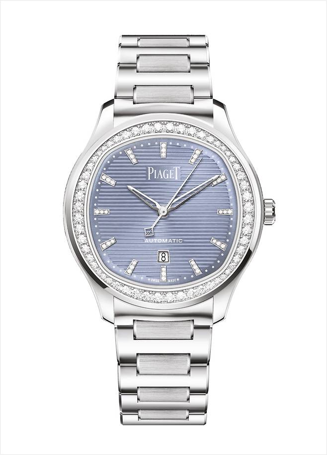 사진 : 피아제 폴로 데이트 워치 - 36 mm. 스틸 케이스, 케이스에 60개의 브릴리언트 컷 다이아몬드(약 0.97캐럿) 세팅, 실버 컬러 슬레이트 블루 다이얼, 아워 마커에 36개의 브릴리언트 컷 다이아몬드(약 0.07캐럿) 세팅, 사파이어 크리스탈 케이스백, 교체 가능한 스트랩, 500P1 자체 제작 기계식 셀프 와인딩 무브먼트, G0A47027
