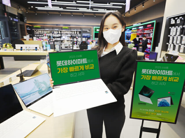 롯데하이마트는 2월 한 달간 인기 IT가전을 저렴하게 구매할 수 있는 ‘2023 신상품 가장 빠르게 비교하고 사자’ 행사를 진행한다. 서울 강남구 소재 롯데하이마트 대치점에서 모델이 행사를 소개하고 있다. (사진=롯데하이마트)