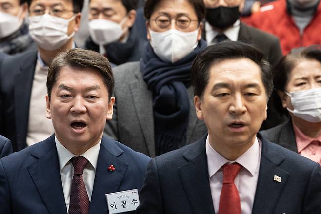 국민의힘 당권주자인 안철수(왼쪽), 김기현 의원이 지난 15일 오후 서울 양천구 해누리타운에서 열린 양천갑 당원대회에서 애국가를 제창하고 있다. /뉴스1